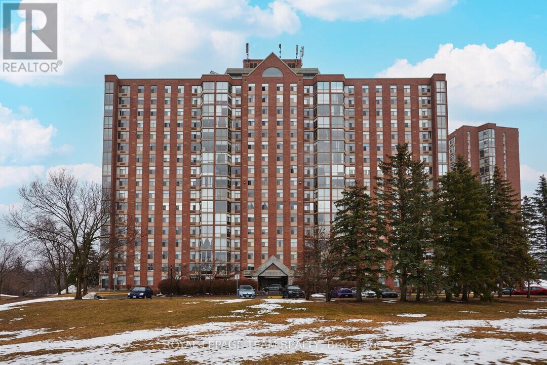 2759-2759 Carousel Crescent in Ottawa, ON - Building Photo