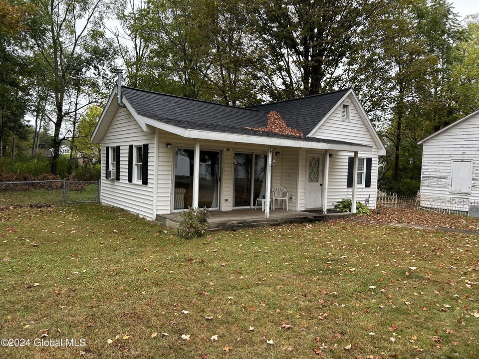 48 W Main St in Broadalbin, NY - Building Photo