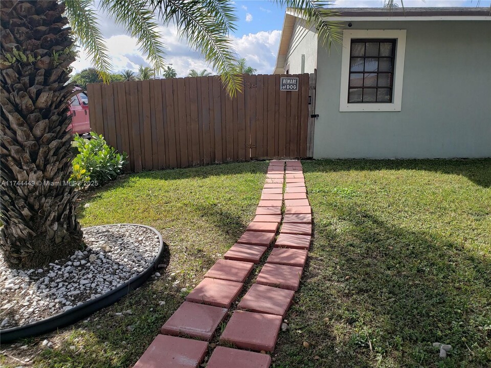 696 SW 17th Ave in Homestead, FL - Building Photo