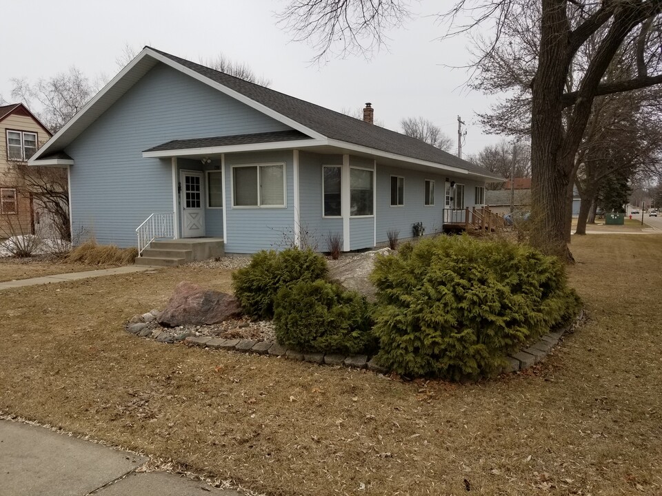 923 Douglas St in Alexandria, MN - Building Photo