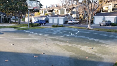 8170 Mountain View Dr, Unit Apt D in Pleasanton, CA - Foto de edificio - Building Photo