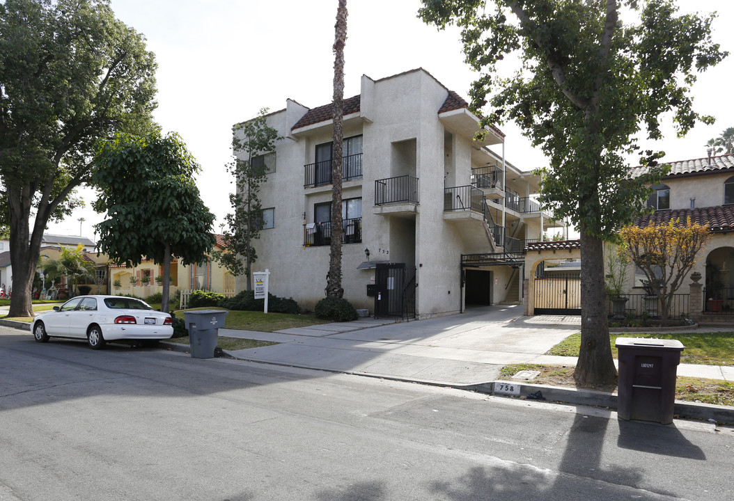 752 W Dryden St in Glendale, CA - Building Photo