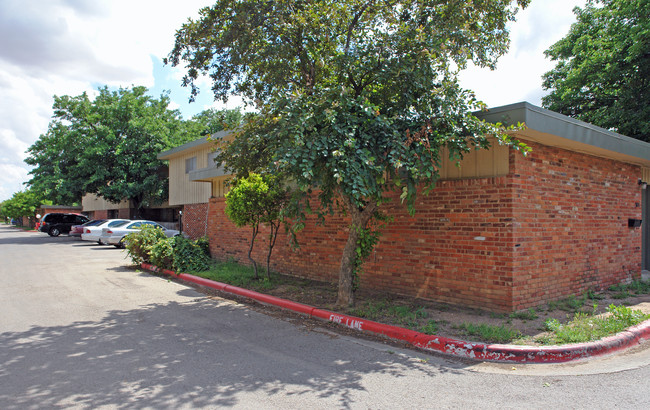 Courtyards At Monterey in Lubbock, TX - Building Photo - Building Photo