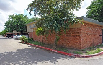 Courtyards At Monterey in Lubbock, TX - Foto de edificio - Building Photo