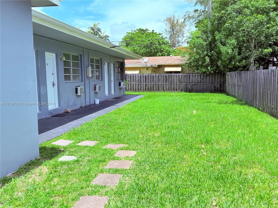 1045 NE 80th St in Miami, FL - Building Photo
