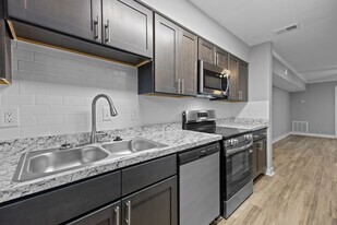 Lynnhaven Landing in Virginia Beach, VA - Building Photo