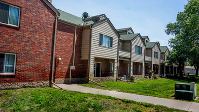 Fair Oaks in Lincoln, NE - Building Photo - Building Photo