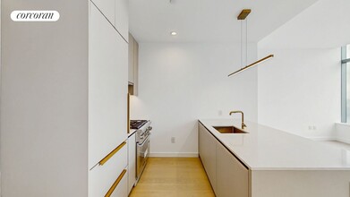 3 Ct Square W in Queens, NY - Foto de edificio - Building Photo