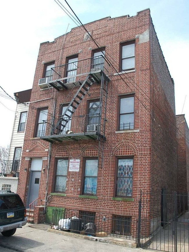 544 Linwood St in Brooklyn, NY - Foto de edificio - Building Photo