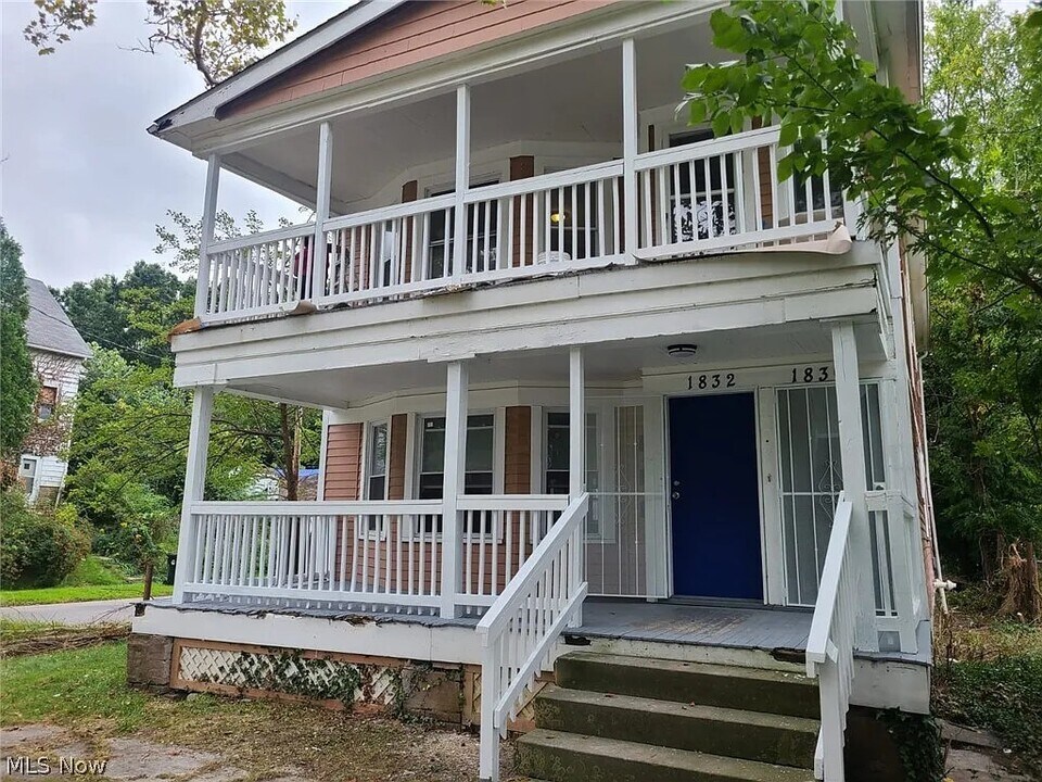 1830 Mannering Rd, Unit 2 in Cleveland, OH - Foto de edificio