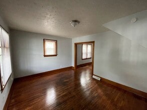 1008 Elwell Ct in Akron, OH - Building Photo - Building Photo