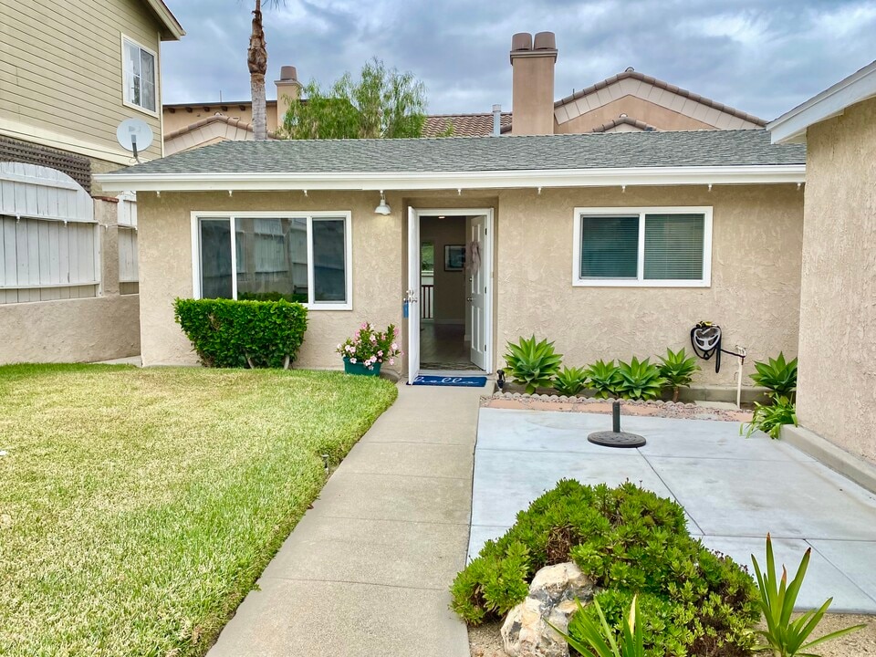 2019 Curtis Ave, Unit B in Redondo Beach, CA - Foto de edificio