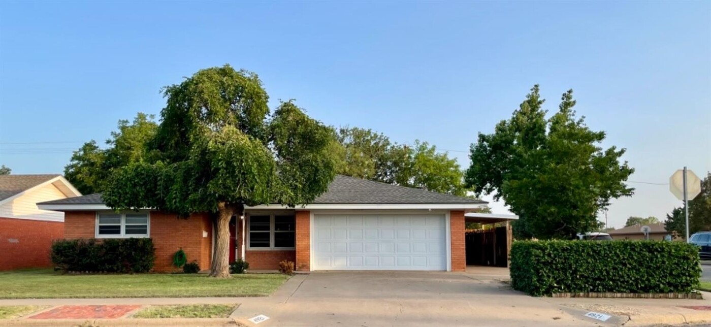 4921 11th St in Lubbock, TX - Building Photo