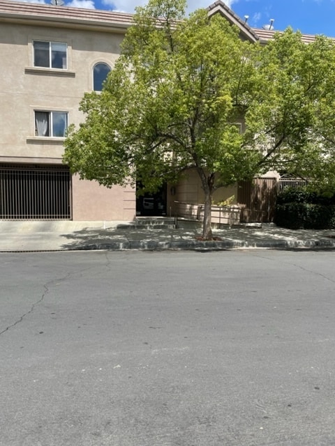 15705 Vose St, Unit 102 in Van Nuys, CA - Building Photo - Building Photo