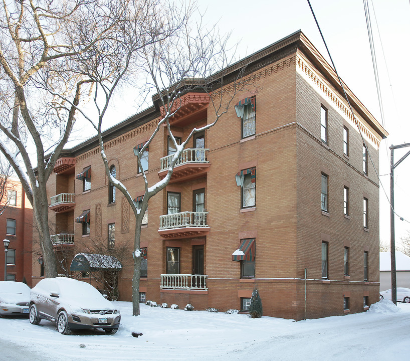 St. Albans Place in St. Paul, MN - Building Photo