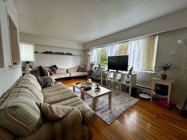 357 W 4th St in North Vancouver, BC - Building Photo - Building Photo