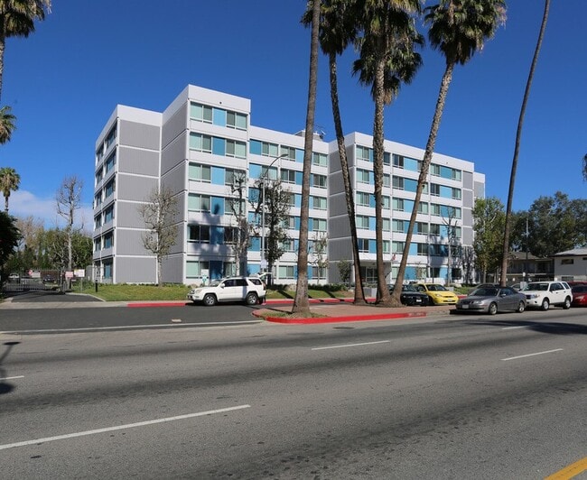 15211 Sherman Way in Los Angeles, CA - Building Photo - Building Photo
