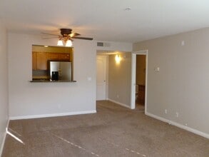 2101 Sealion Dr, Unit 207 in Las Vegas, NV - Foto de edificio - Building Photo