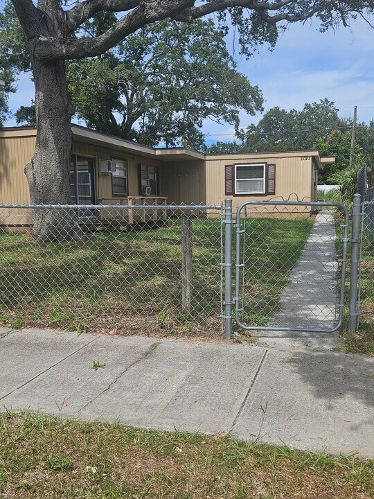 1027 19th Ave S in St. Petersburg, FL - Foto de edificio