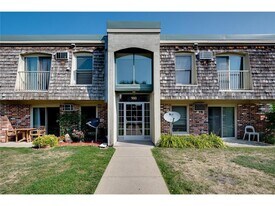 900 9th Ave S, Unit 7 in Hopkins, MN - Building Photo