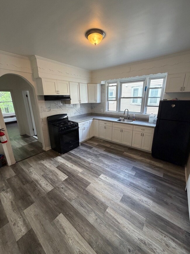 1576 Leslie St, Unit 2R