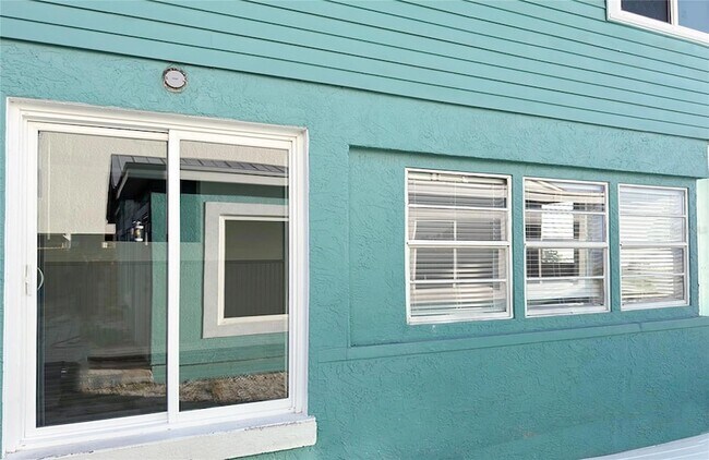 19506 Gulf Blvd, Unit 4 in Indian Shores, FL - Foto de edificio - Building Photo