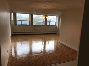 190 Kerr St in Oakville, ON - Building Photo - Building Photo