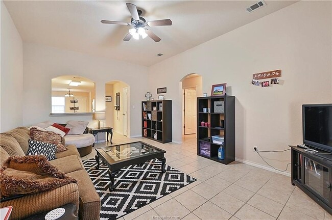 AUGUST PRE-LEASE!! 3 Bed, 3 Bath 2.5 miles in College Station, TX - Building Photo - Building Photo