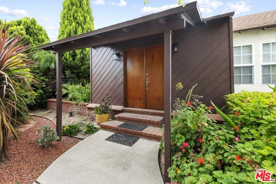 4753 Saloma Ave in Los Angeles, CA - Building Photo