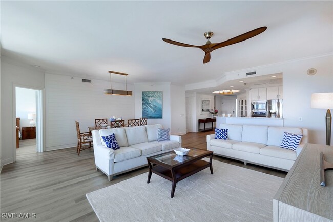 425 Cove Tower Dr in Naples, FL - Building Photo - Building Photo
