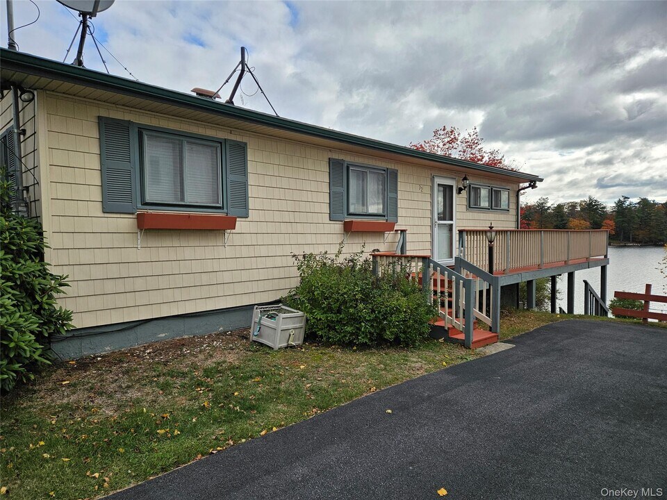 72 Crescent Cir in Rock Hill, NY - Building Photo