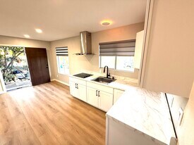 6186 Daisy Pl in San Diego, CA - Building Photo