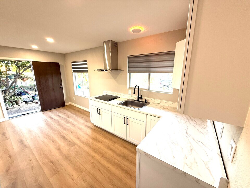 6186 Daisy Pl in San Diego, CA - Building Photo