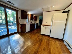 32 Beeholm Rd in Redding, CT - Building Photo - Building Photo