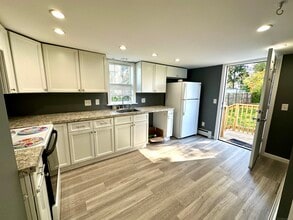 124 High St in Enfield, CT - Building Photo - Building Photo