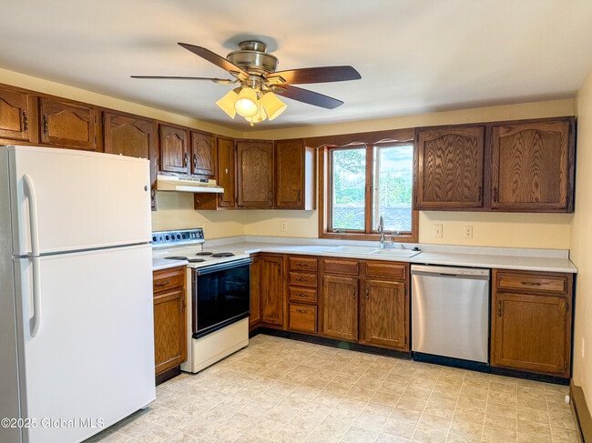 128 Mariaville Rd in Rotterdam, NY - Building Photo - Building Photo
