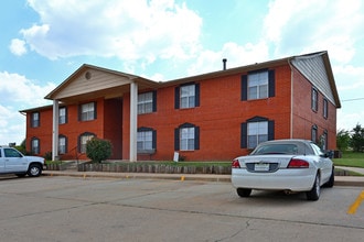 East Towne Village in Guthrie, OK - Building Photo - Building Photo