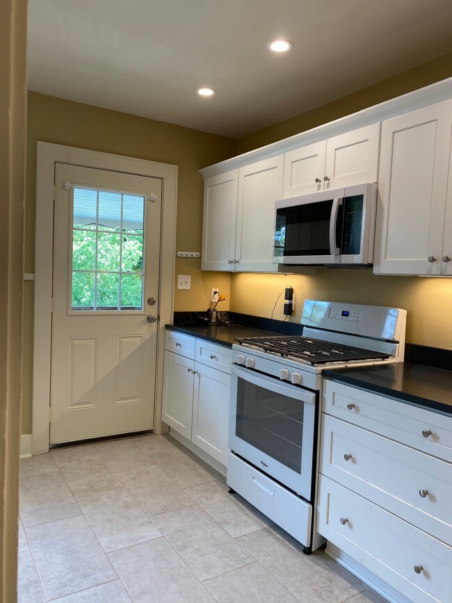 607 E 6th St, Unit B