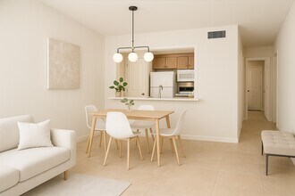 590 Wilcrest Dr in Houston, TX - Building Photo - Building Photo