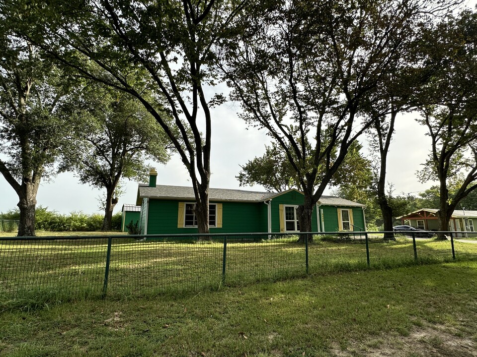 6956 Co Rd 3219 in Lone Oak, TX - Building Photo