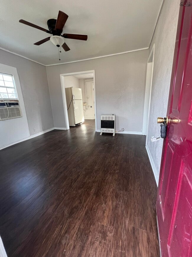 103 N Hawthorne Ave in Iowa Park, TX - Building Photo - Building Photo