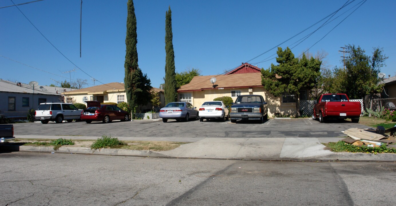 11953 Valerio St in North Hollywood, CA - Foto de edificio