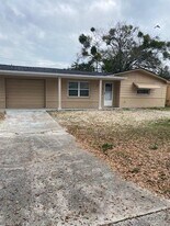3741 Kingsbury Dr in Holiday, FL - Building Photo