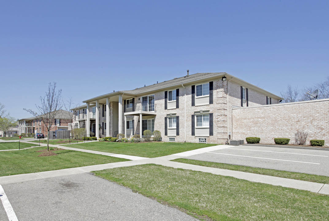 Whitney Court in West Bloomfield, MI - Building Photo