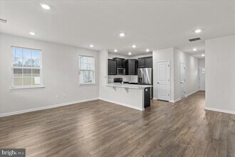 38 Peregrine Way in Burlington, NJ - Building Photo - Building Photo