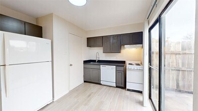 725 Peppertree Dr, Unit 25 in Bryan, TX - Foto de edificio - Building Photo