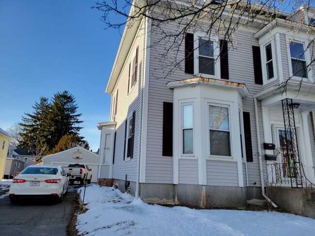 34 Locust St in Danvers, MA - Foto de edificio - Building Photo