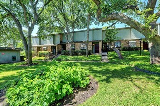 7122 Wood Hollow Dr in Austin, TX - Building Photo - Building Photo