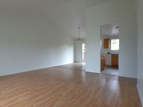 1115 Swallow Dr NE in Salem, OR - Building Photo - Building Photo