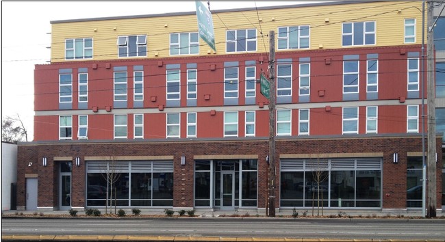 DESC's Aurora House in Seattle, WA - Foto de edificio - Building Photo